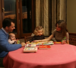 Sus Majestades los Reyes y sus hijas en su residencia