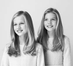 Fotografía de Sus Altezas Reales la Princesa de Asturias y la Infanta Doña Sofía (Estela de Castro)
