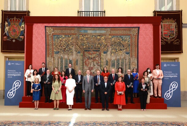Fotografía de grupo de Su Majestad el Rey junto a los galardonados con los Premios Nacionales de Investigación 2024