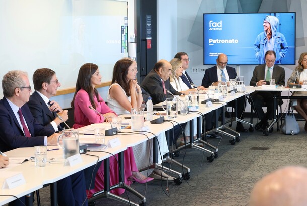 Su Majestad la Reina durante el desarrollo de la reunión del Patronato de la Fundación FAD Juventud